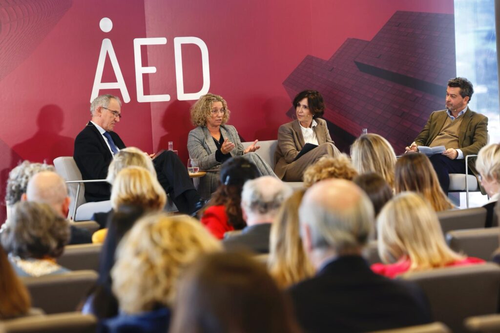 mesa redonda con los ponentes en el foro de aed